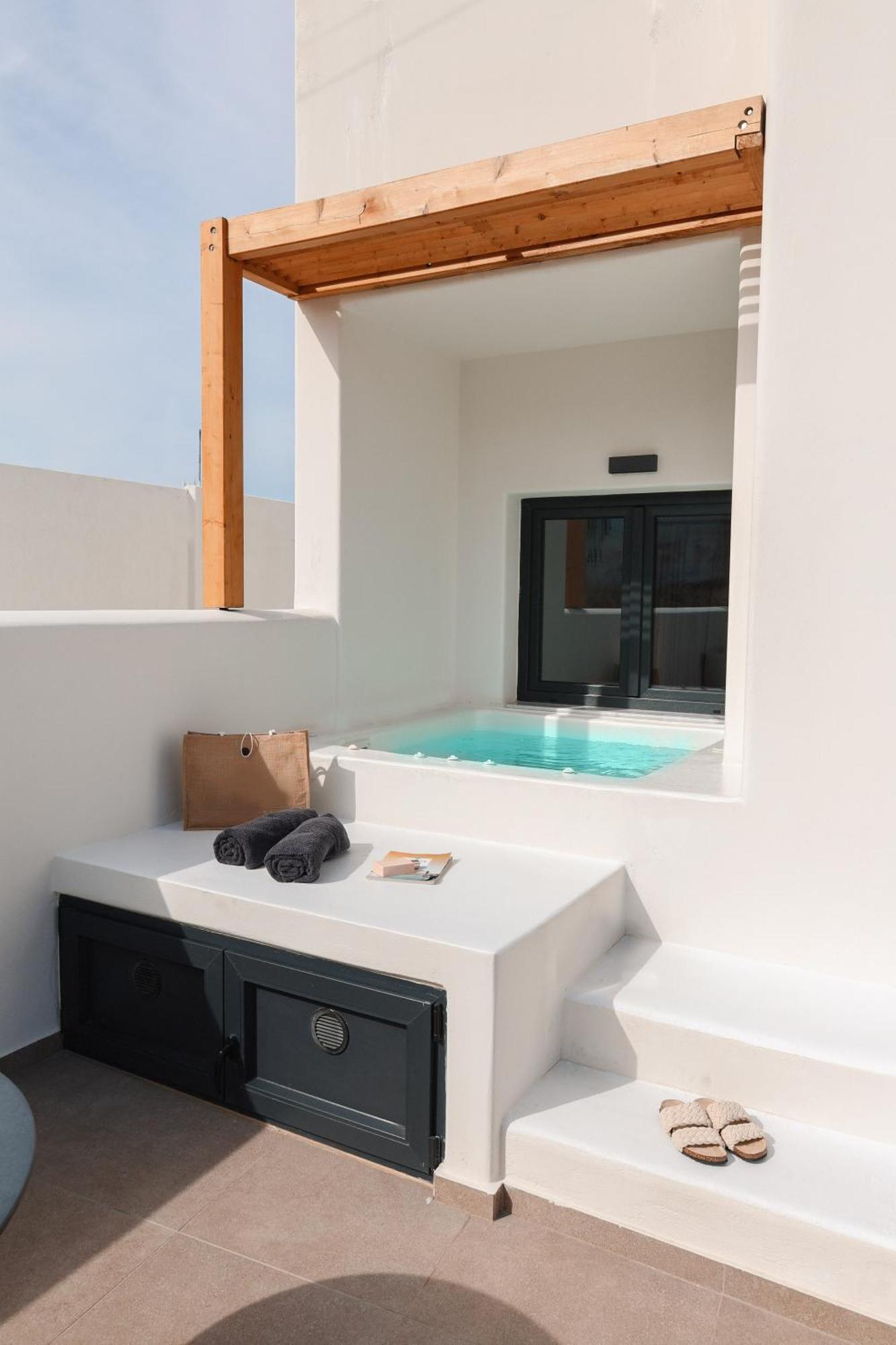 North Wind Luxury Suites Oía Exterior photo